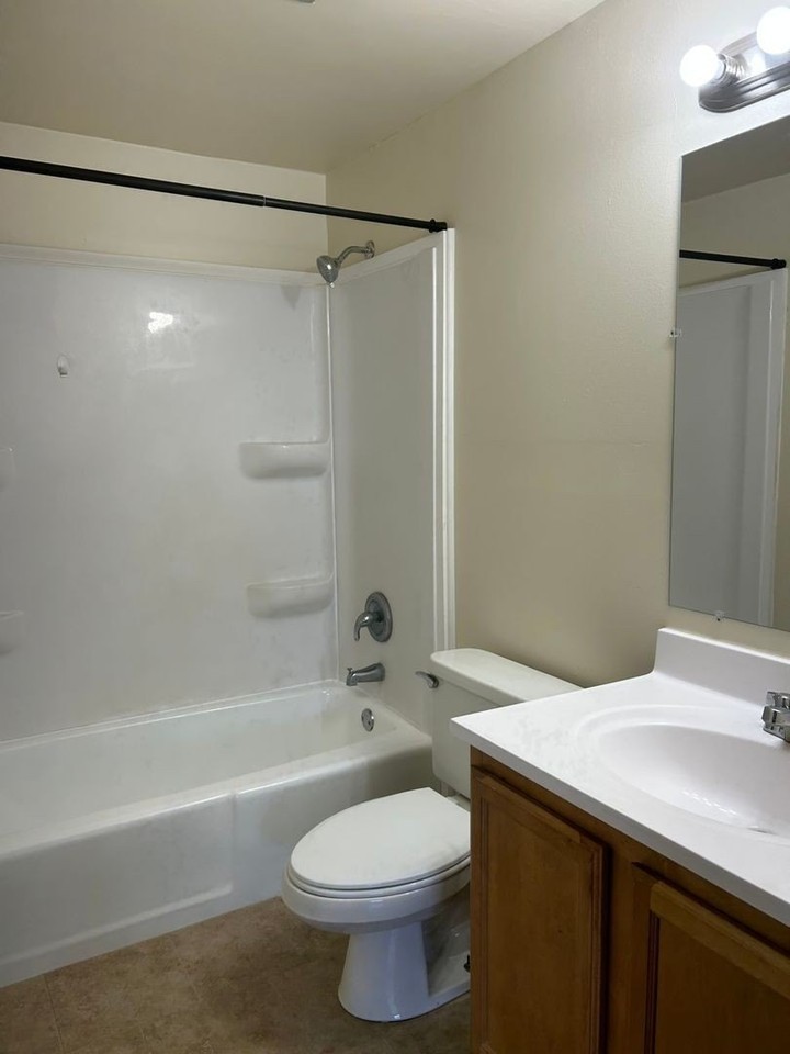 1135 Royal Blvd #2N - Photo 7 of 8