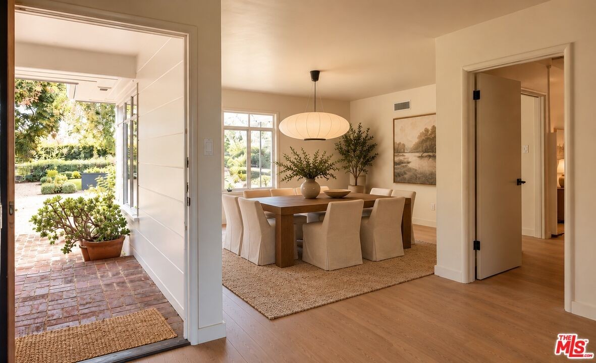 672 Amalfi Dr - Photo 3 of 8