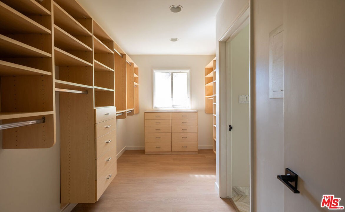 672 Amalfi Dr - Photo 4 of 8