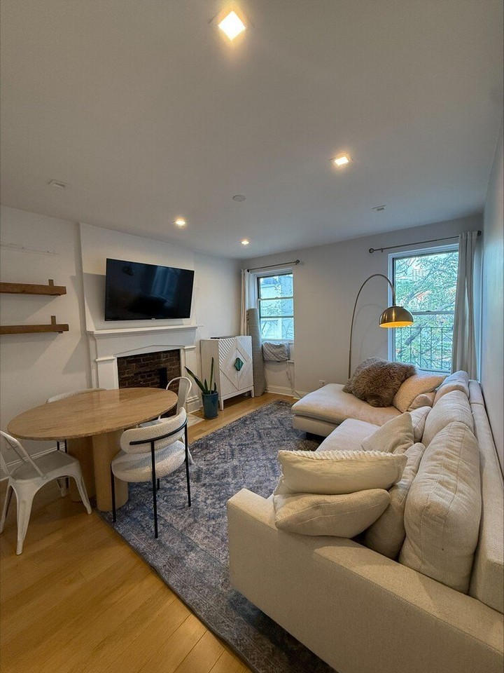 343 W 12th St