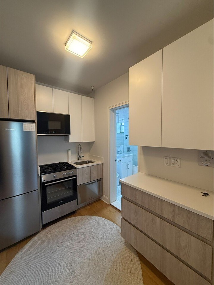 343 W 12th St - Photo 4 of 10