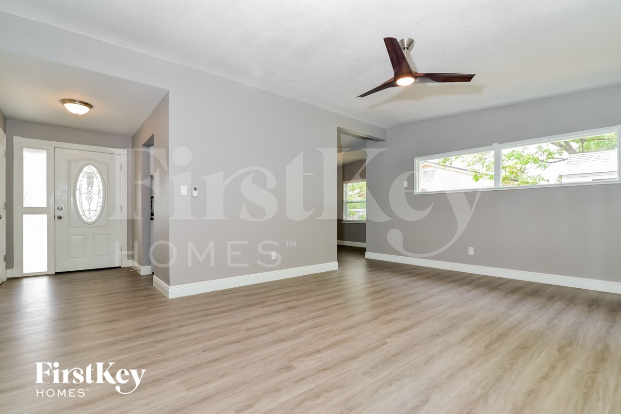 1504 Clematis Ln - Photo 4 of 15