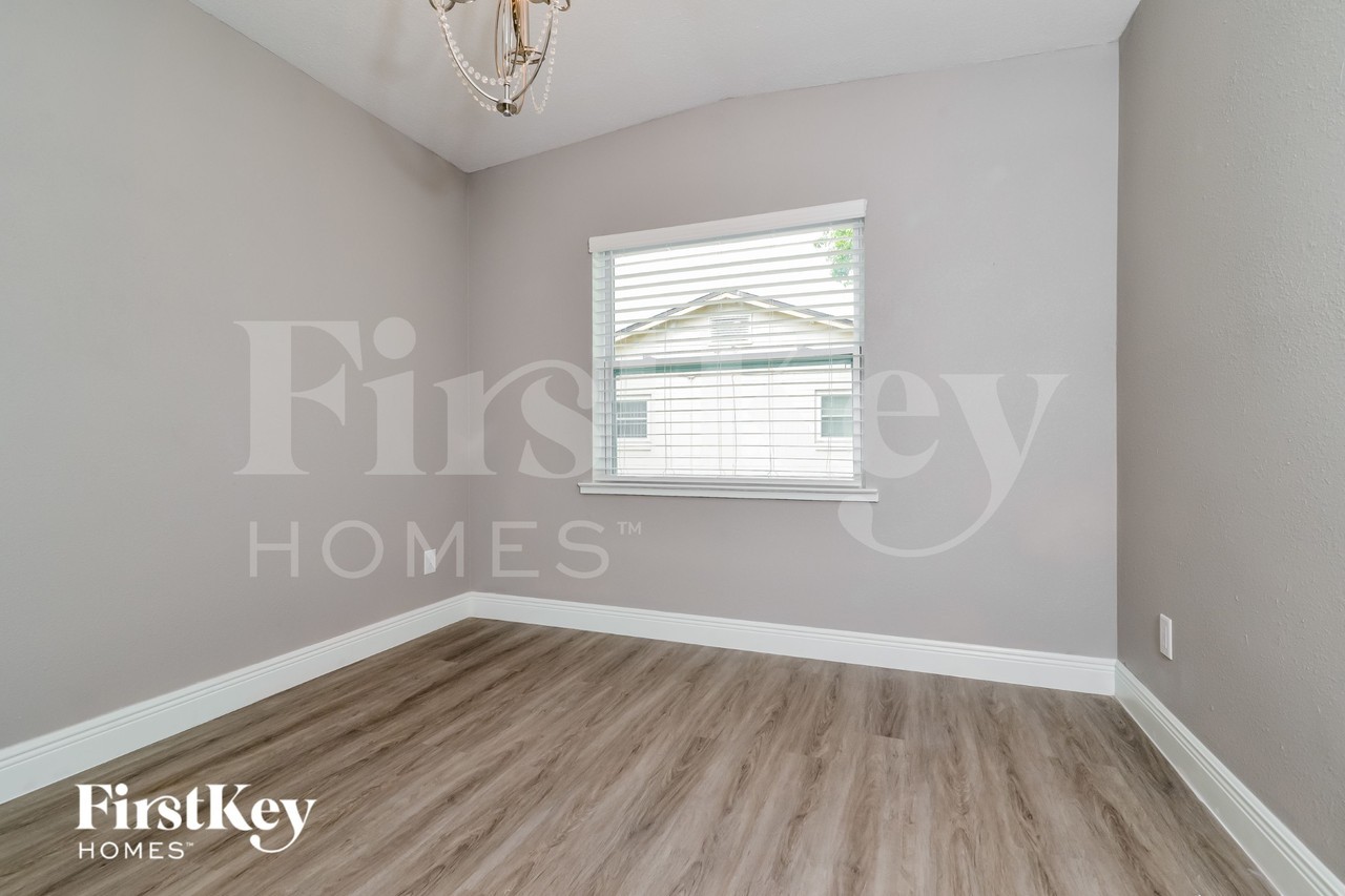 1504 Clematis Ln - Photo 5 of 15