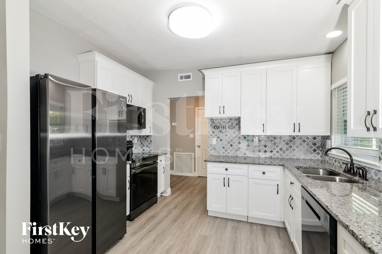 1504 Clematis Ln - Photo 6 of 15