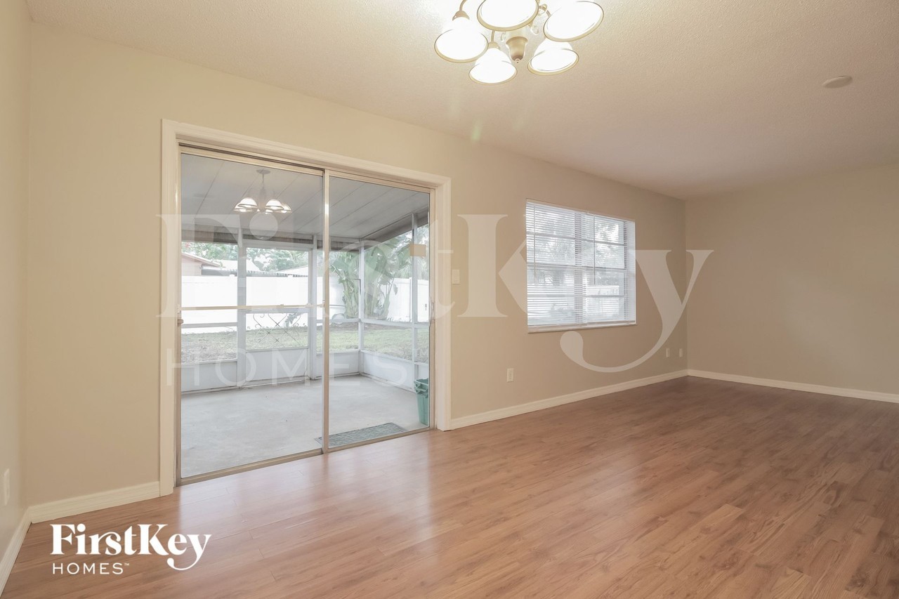 5120 Ferncrest Dr - Photo 3 of 15