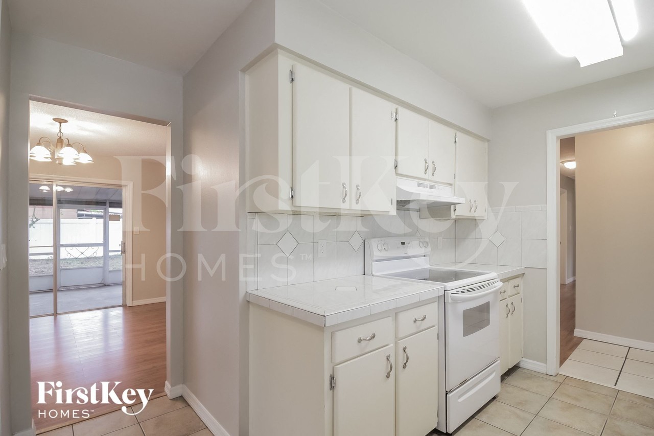 5120 Ferncrest Dr - Photo 4 of 15