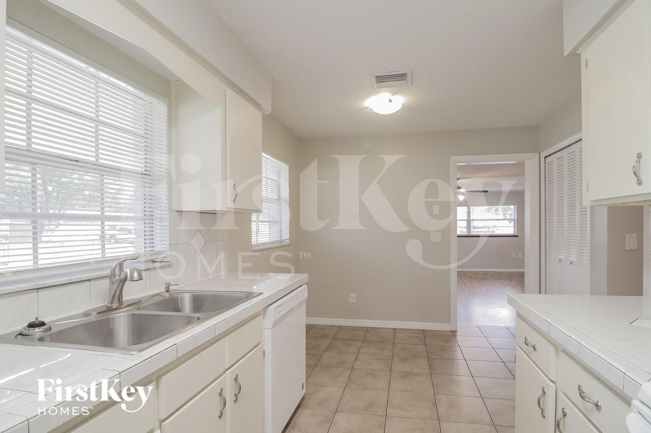 5120 Ferncrest Dr - Photo 5 of 15