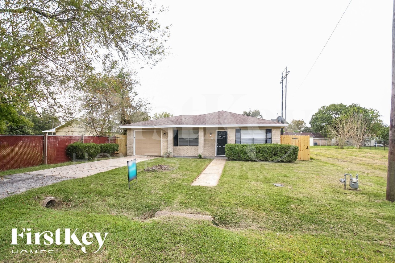 2401 Stonewall St - Photo 2 of 15