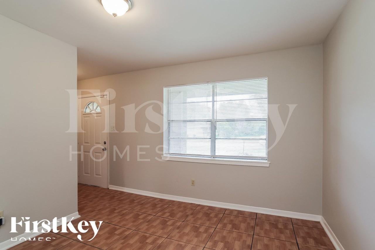 2401 Stonewall St - Photo 3 of 15