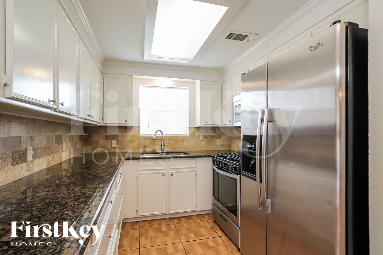2401 Stonewall St - Photo 4 of 15