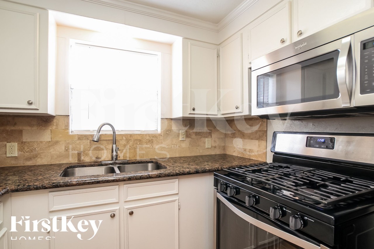 2401 Stonewall St - Photo 5 of 15
