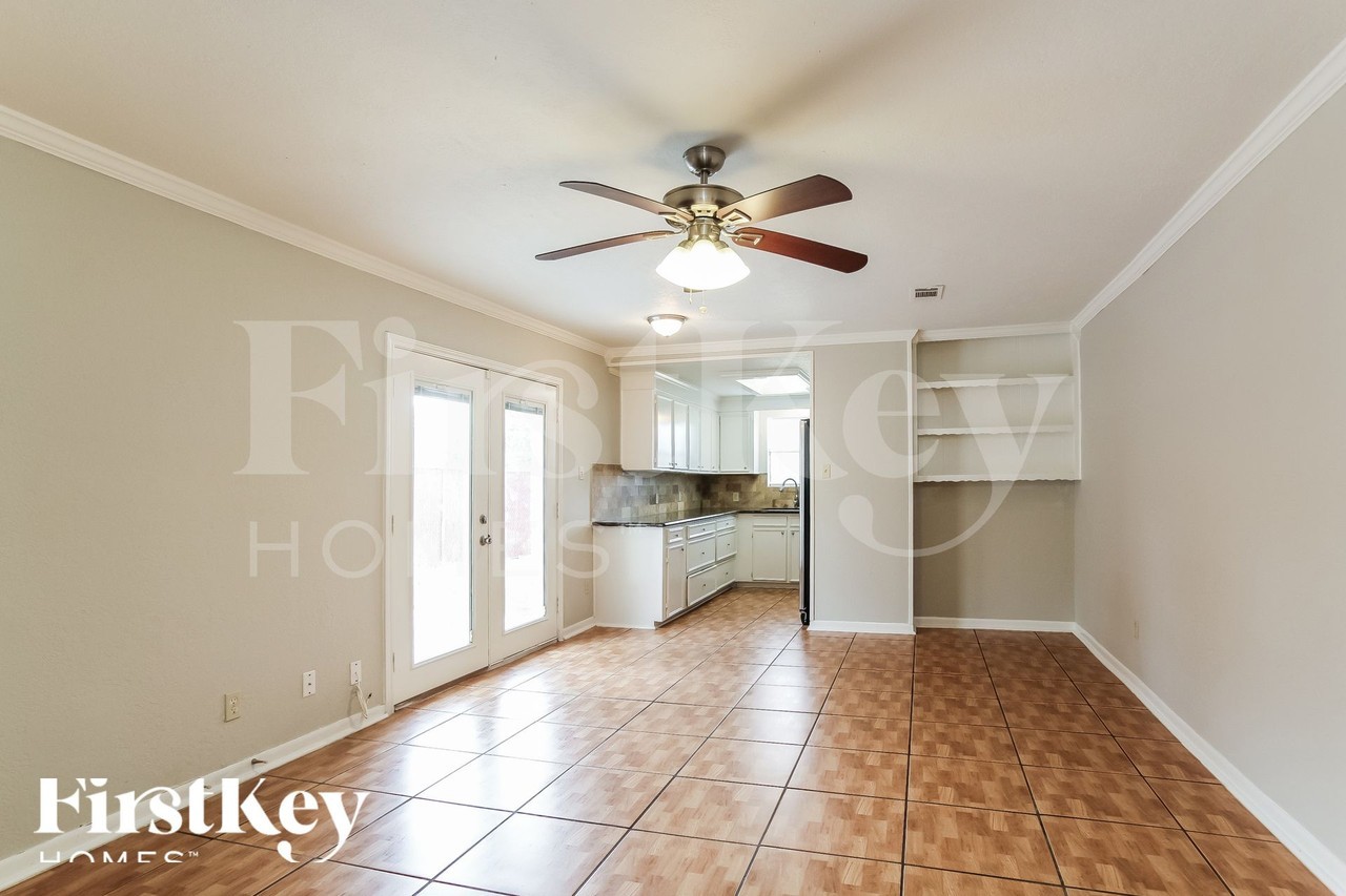 2401 Stonewall St - Photo 6 of 15