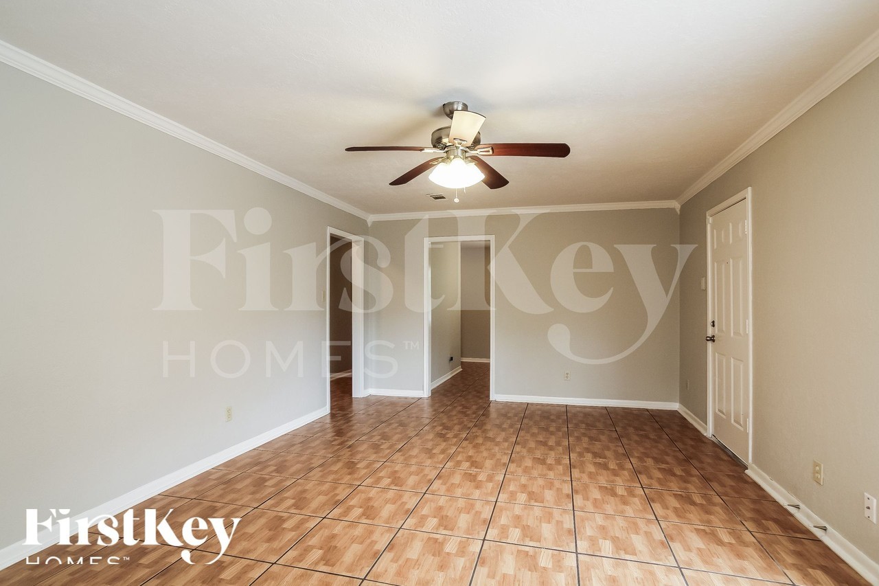2401 Stonewall St - Photo 7 of 15