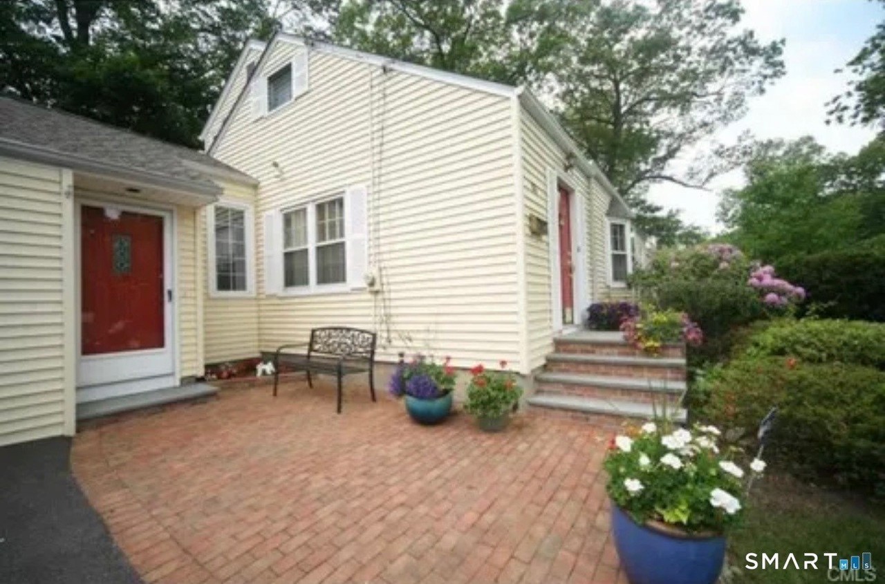 64 Meadowpark Ave E - Photo 4 of 4