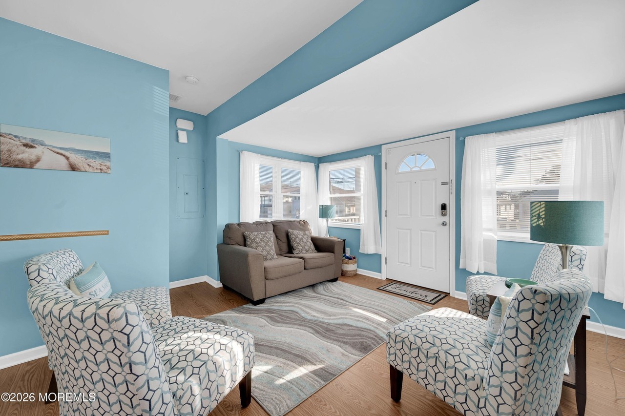 322 Dupont Ave - Photo 6 of 32