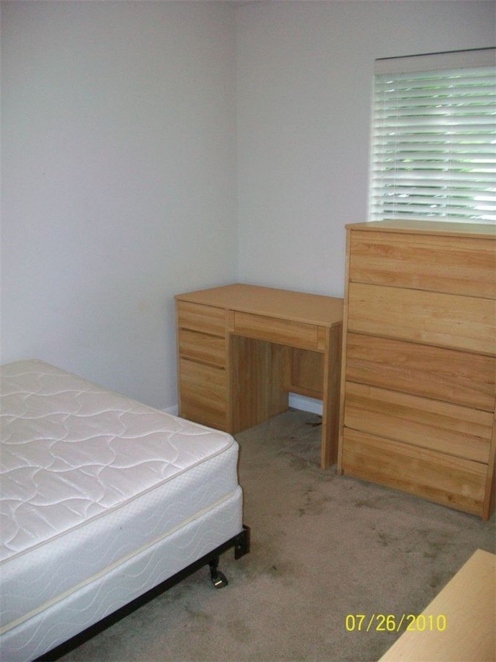 220 Elm St - Photo 4 of 10