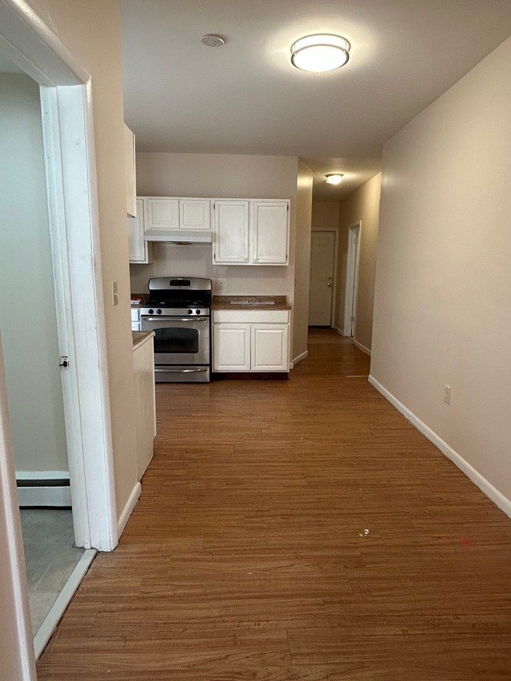 13 Armstrong Pl #1 - Photo 4 of 10