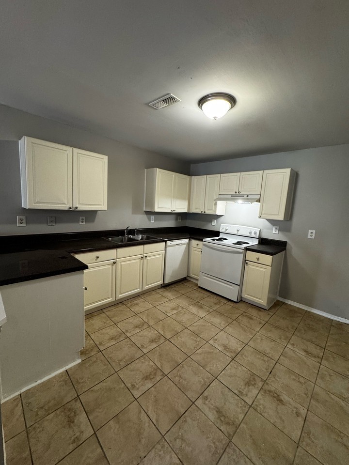168 Evergreen Dr #1 - Photo 4 of 11