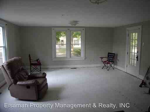 330 S Oak St - Photo 2 of 10