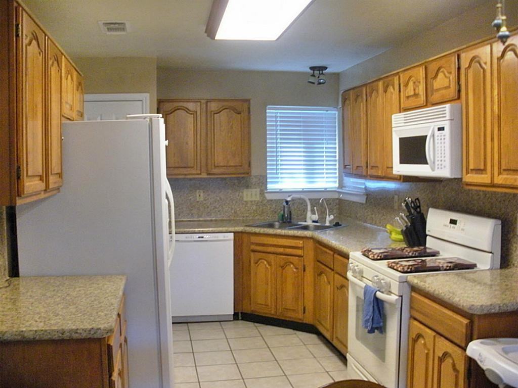 711 Regency Ct - Photo 3 of 13