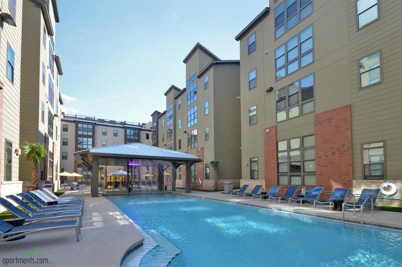 Catalyst - Photo 2 of 18