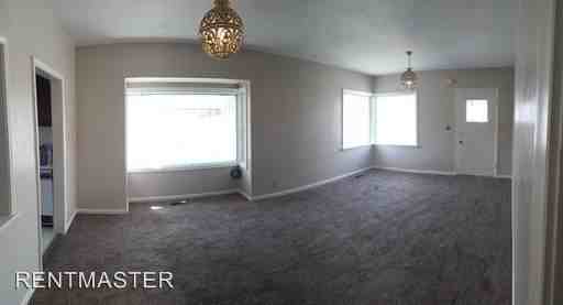 120 Webster Ave - Photo 3 of 16