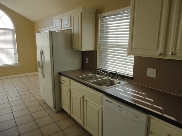 2144 Glenn Ln - Photo 3 of 14