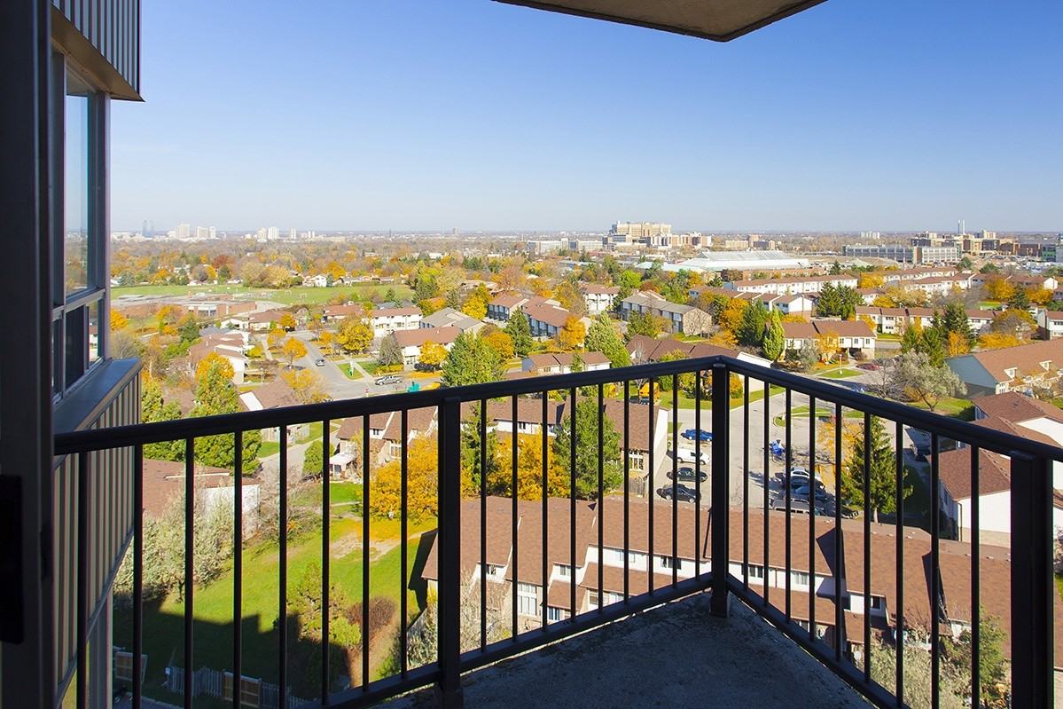 450 Sandringham Crescent - Photo 2 of 5