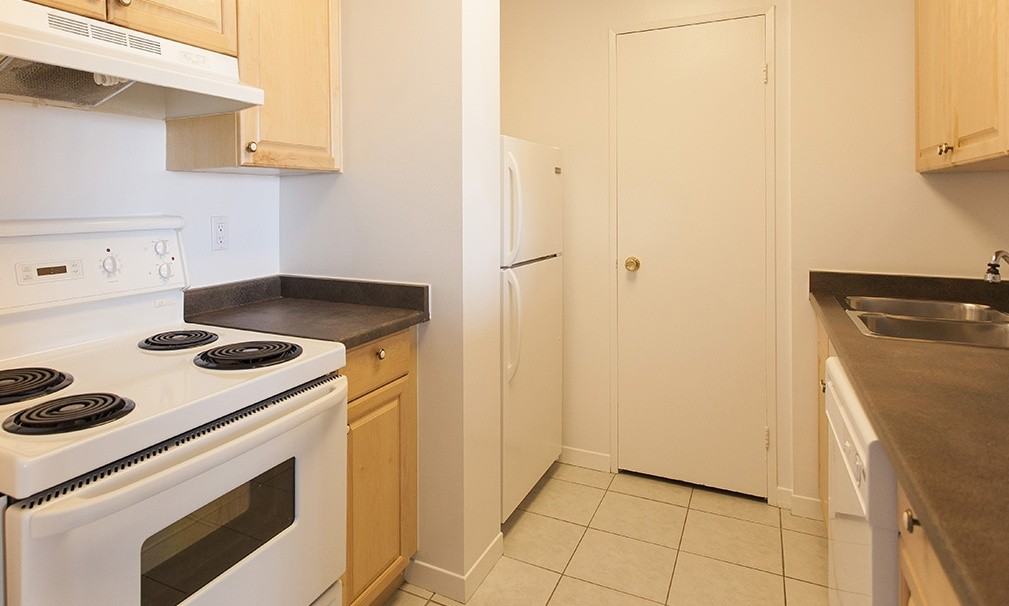 450 Sandringham Crescent - Photo 3 of 5