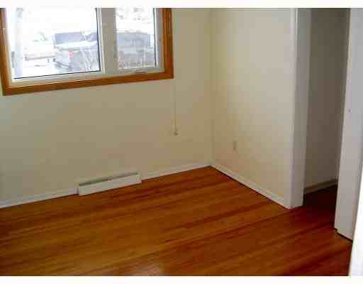 1419 16 St NE - Photo 2 of 11