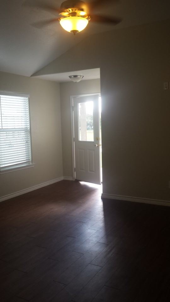 1105 Maple St - Photo 2 of 16