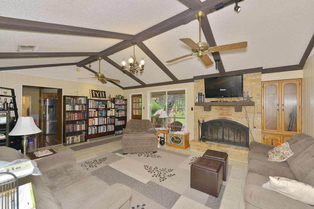 16318 Hidden View St - Photo 3 of 10