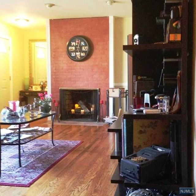 275 Rockland Ave - Photo 3 of 9