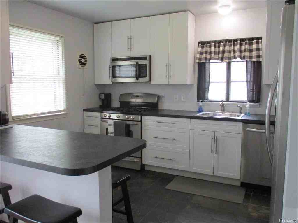 17810 Beverly Rd - Photo 3 of 12