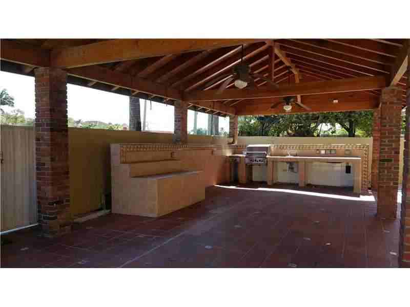 529 SW 136th Pl - Photo 2 of 8