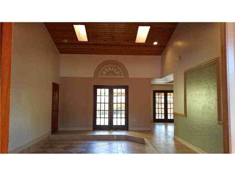 529 SW 136th Pl - Photo 3 of 8