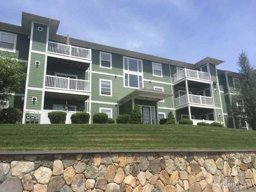 Briarwood Meadows Apartments 940 Quaker Ln, East Greenwich, RI 02818