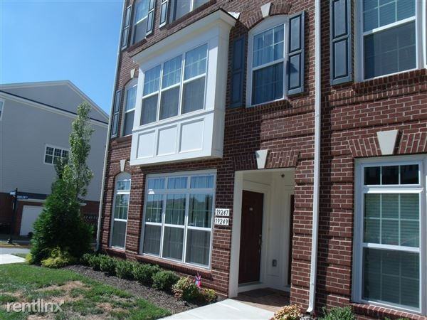 19247 Winmeade Dr - Photo 2 of 17