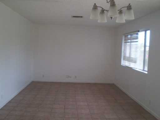 916 S Ashland Cir - Photo 2 of 4