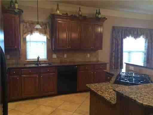 302 N Hampton St - Photo 3 of 15