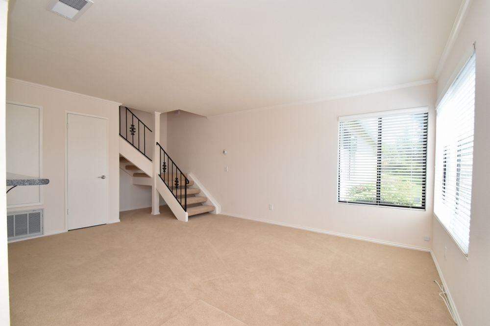 45 Sailmaker Ct - Photo 2 of 12