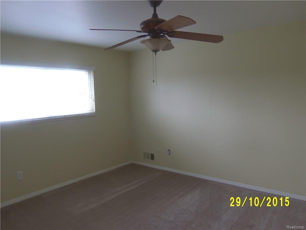 780 E Fox Hills Dr - Photo 3 of 19