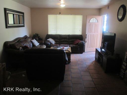 3224 S Kenwood Ln - Photo 3 of 24