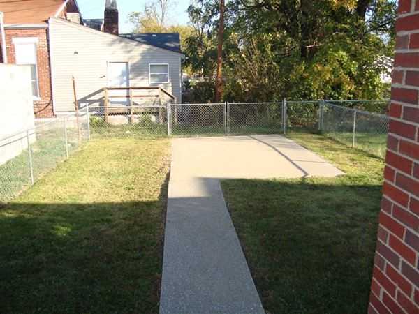 1929 Bank St - Photo 2 of 9