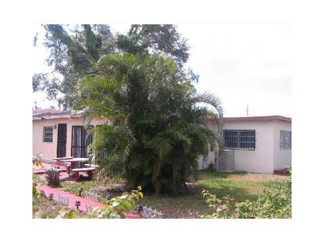 390 NE 162nd St - Photo 2 of 3