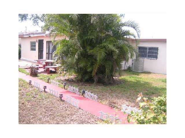 390 NE 162nd St - Photo 3 of 3