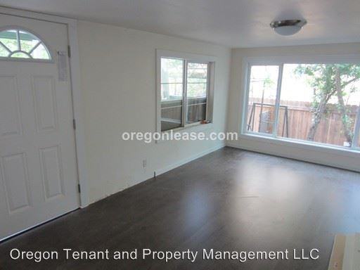 239 D St - Photo 3 of 9