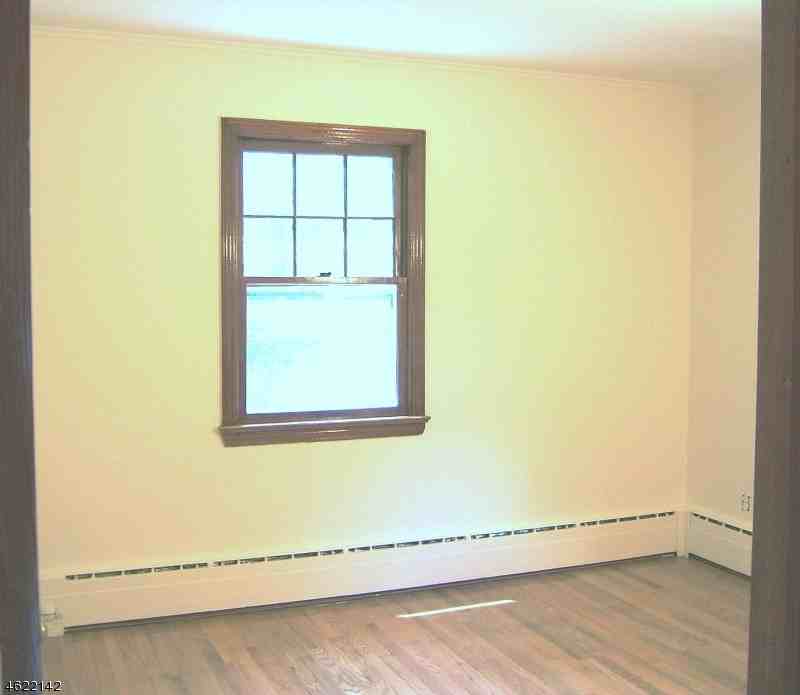 8 Louis Ln - Photo 3 of 10