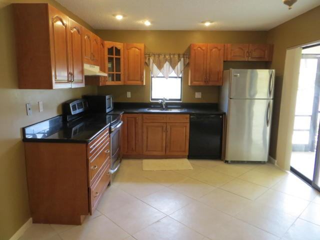 9450 SW 61st Way B - Photo 3 of 5