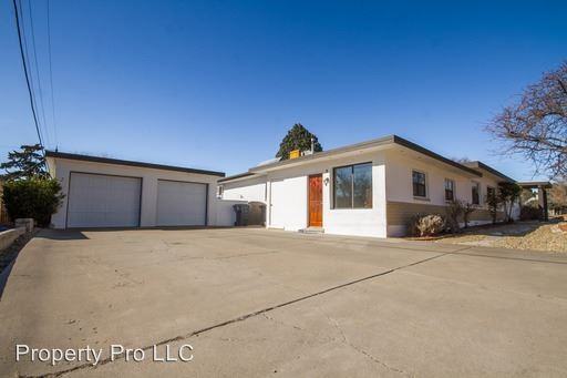 933 Avenida Estrellita NE